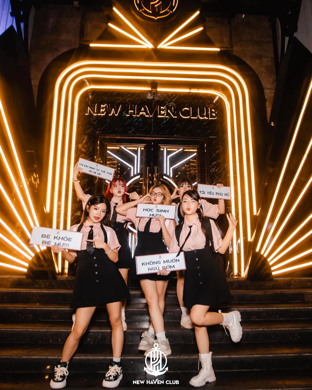Cổng vào New HAVEN Club với vòm đèn vàng toả tia