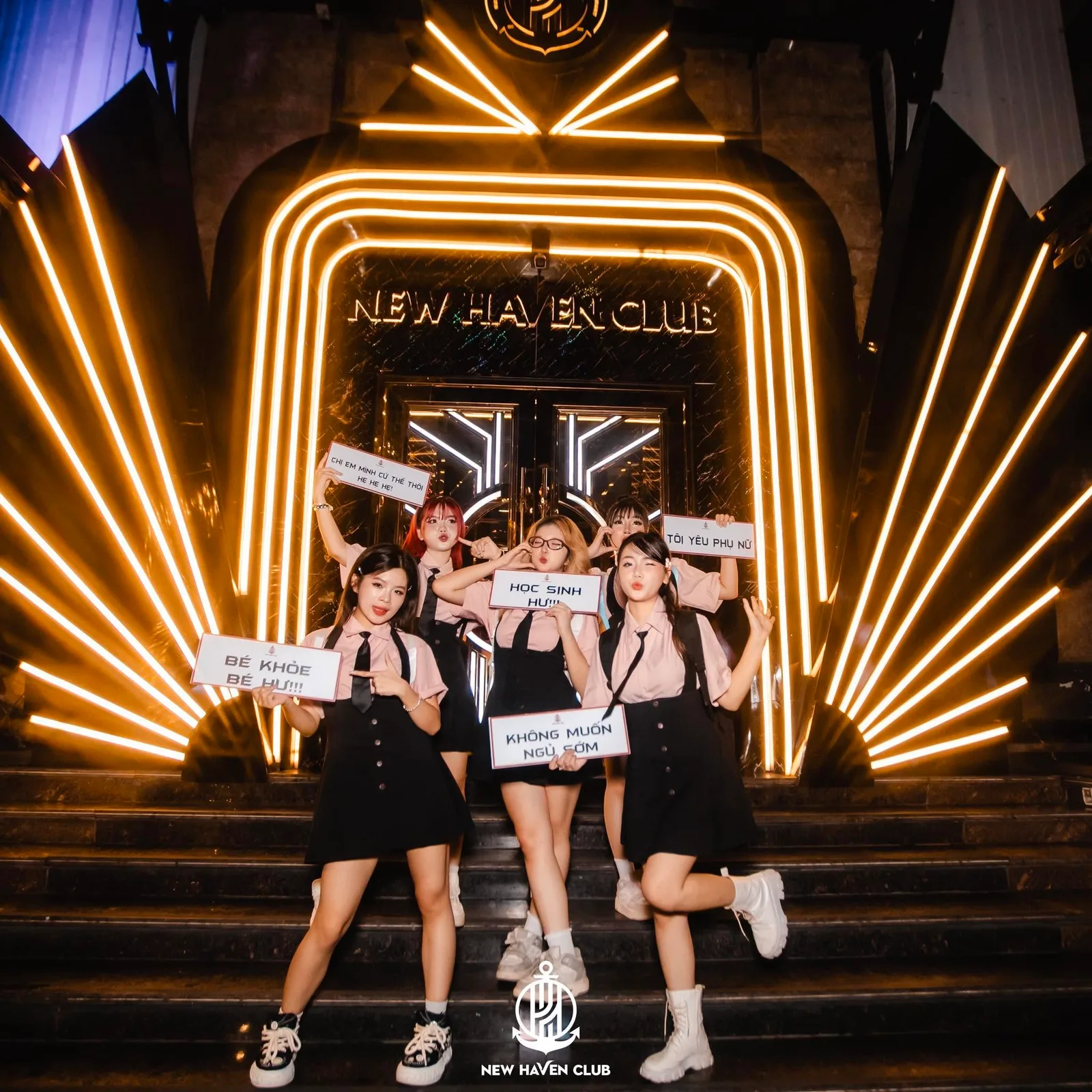 Cổng vào New HAVEN Club với vòm đèn vàng toả tia