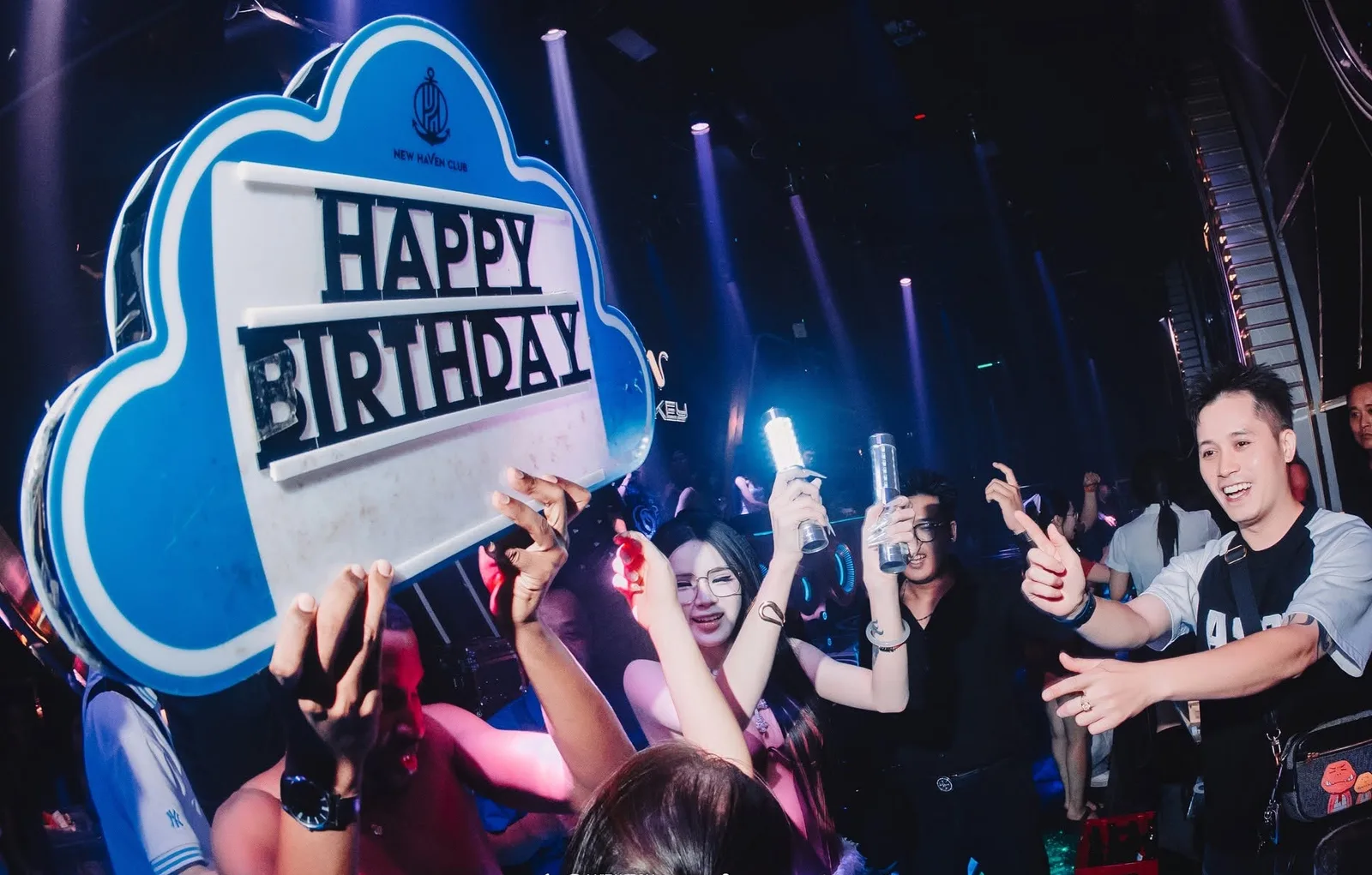 Bảng Happy Birthday cho bàn tiệc sinh nhật