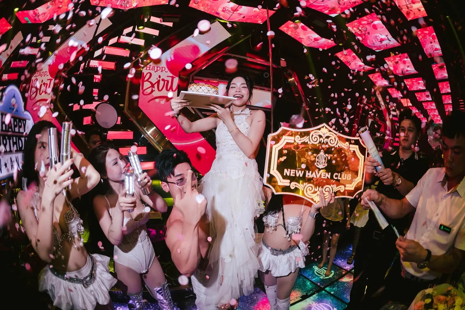 Tiệc sinh nhật với pháo giấy và bảng tên club