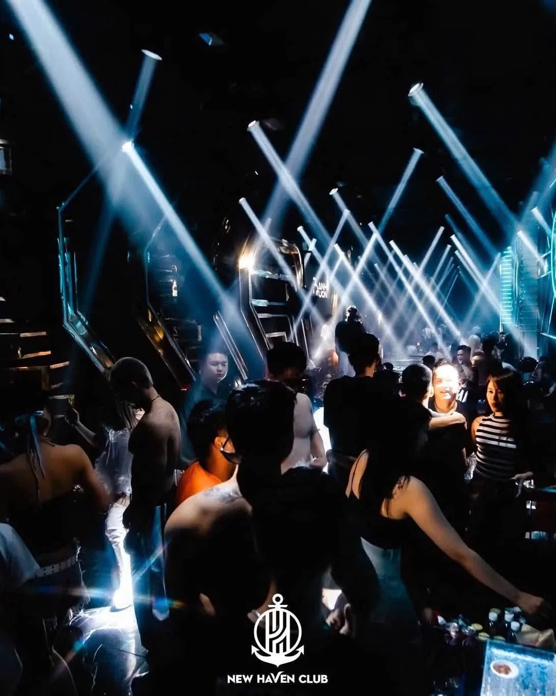 Đêm đông khách dưới dàn beam trắng tại New HAVEN Club