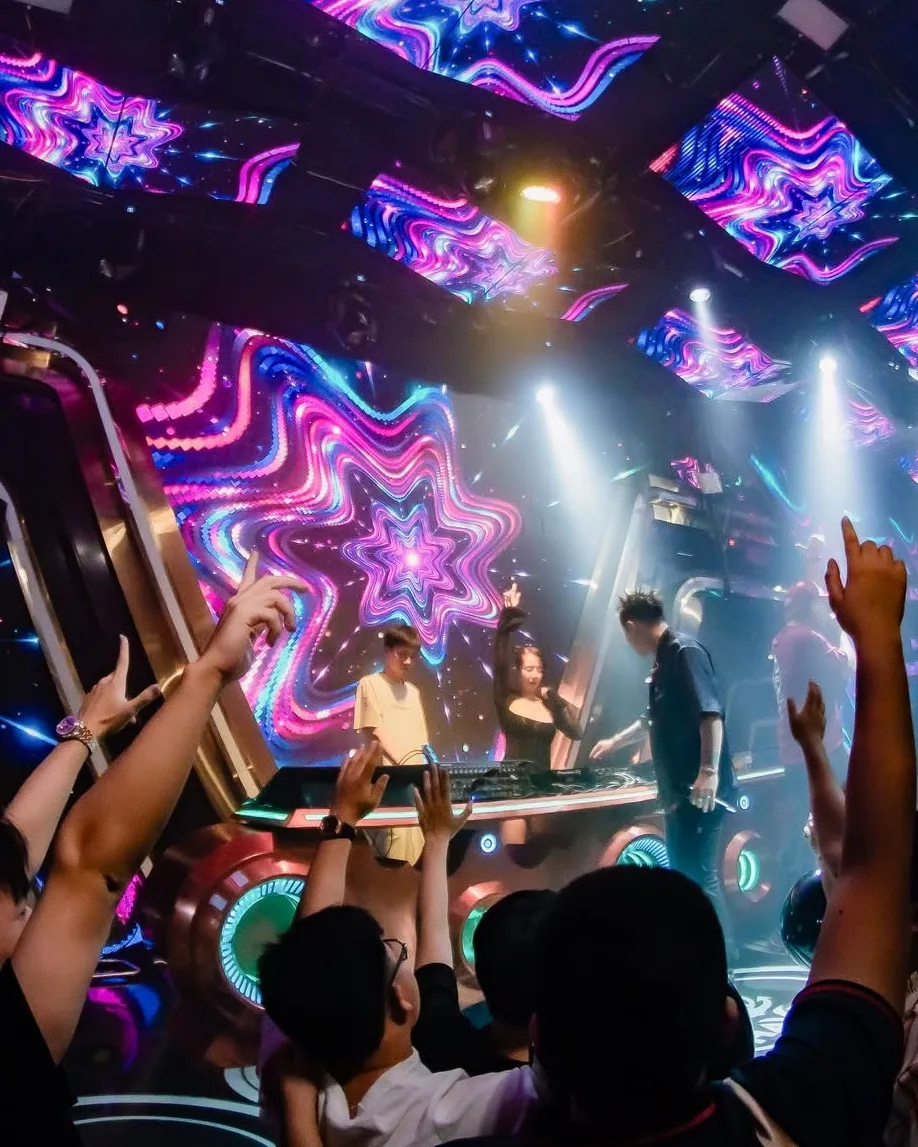 Trần màn LED uốn sóng phủ kín phía trên bốt DJ New HAVEN Club