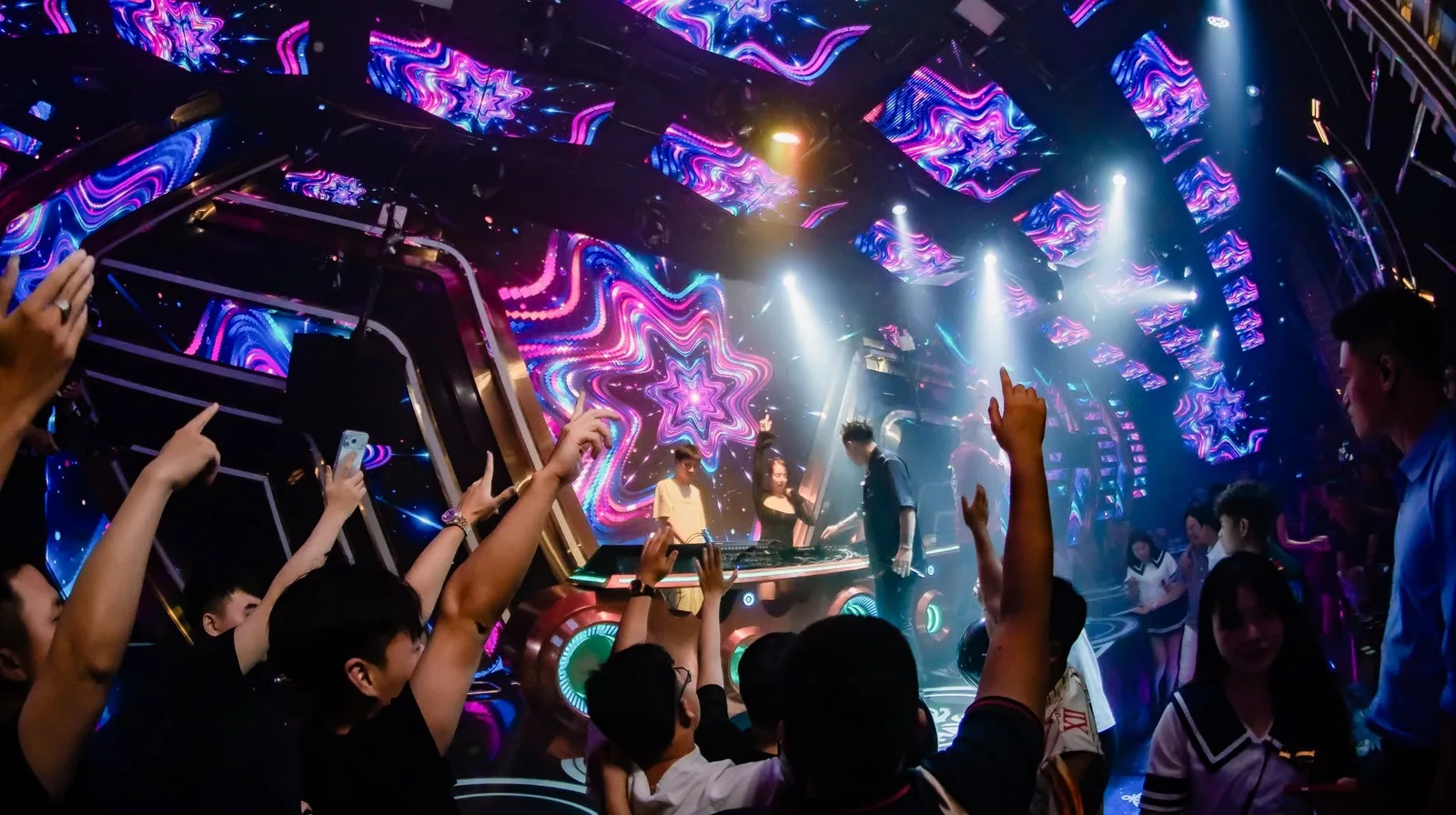 Trần màn LED uốn sóng phủ kín phía trên bốt DJ New HAVEN Club