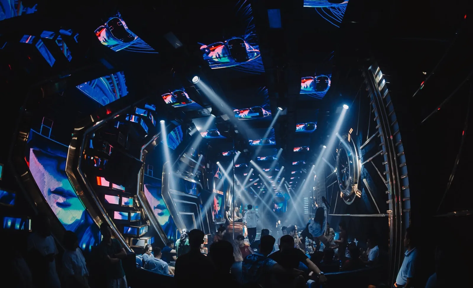 Trần ghép màn LED và dàn đèn beam trắng tại New HAVEN Club