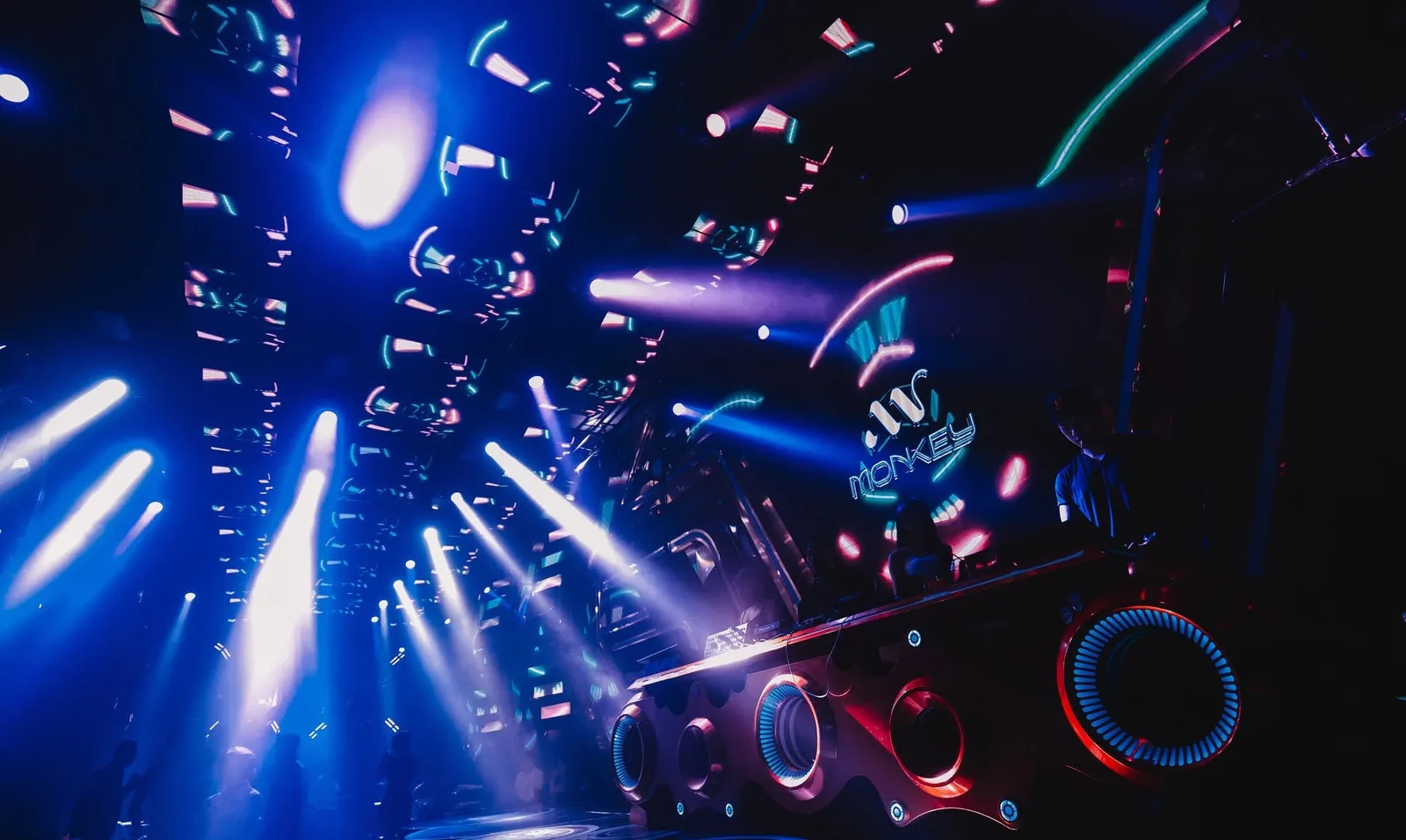 Bốt DJ với những cửa loa tròn phát sáng như ô cửa sổ tàu