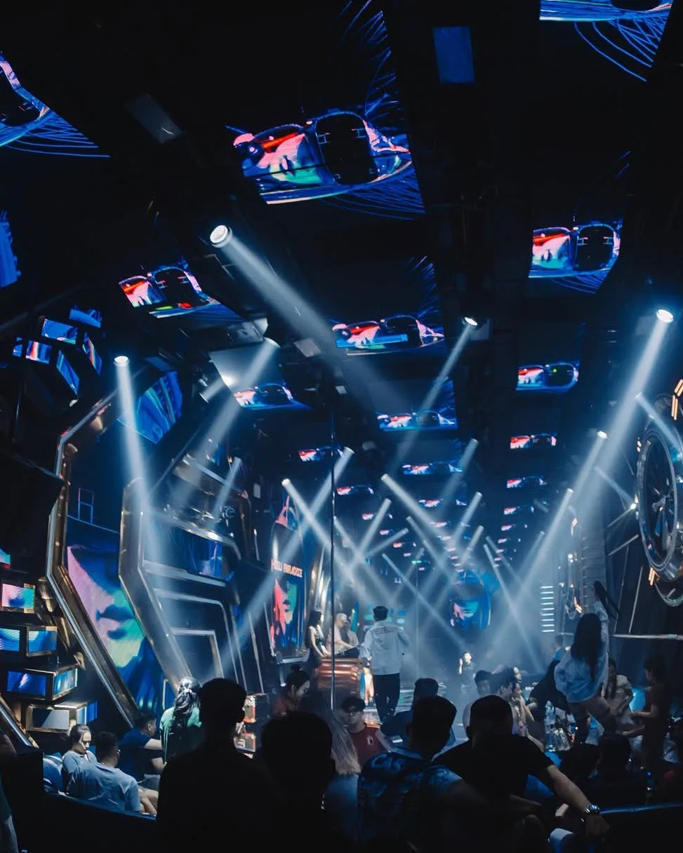 Trần màn LED xanh và dàn beam tại New HAVEN Club